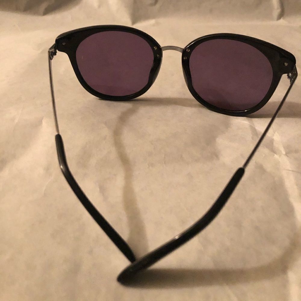 Guess Sunglasses 🕶 - Picture 7 of 7
